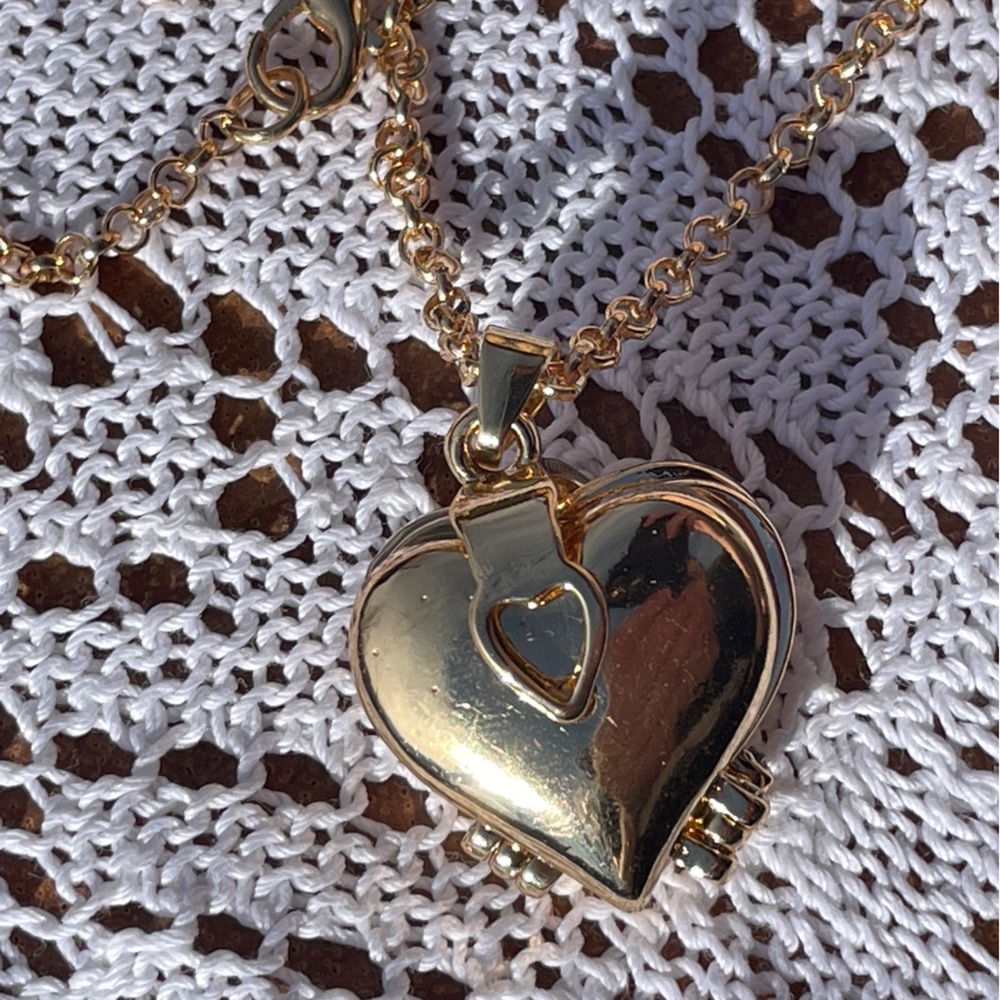 Golden Heart Locket Necklace flower shape fits 4 photos cool design gold gift - Picture 5 of 10